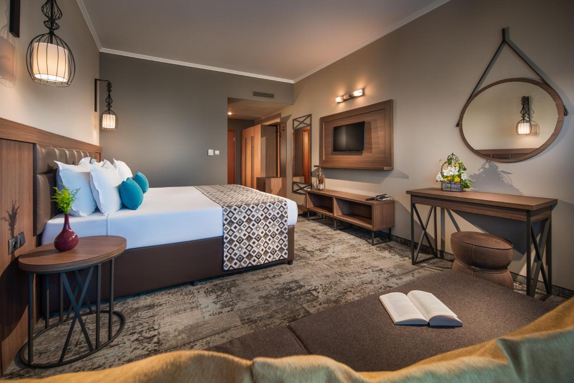 Deluxe Twin Room Street View Balcony Pool Access & WiFI,1773691915:JPEG