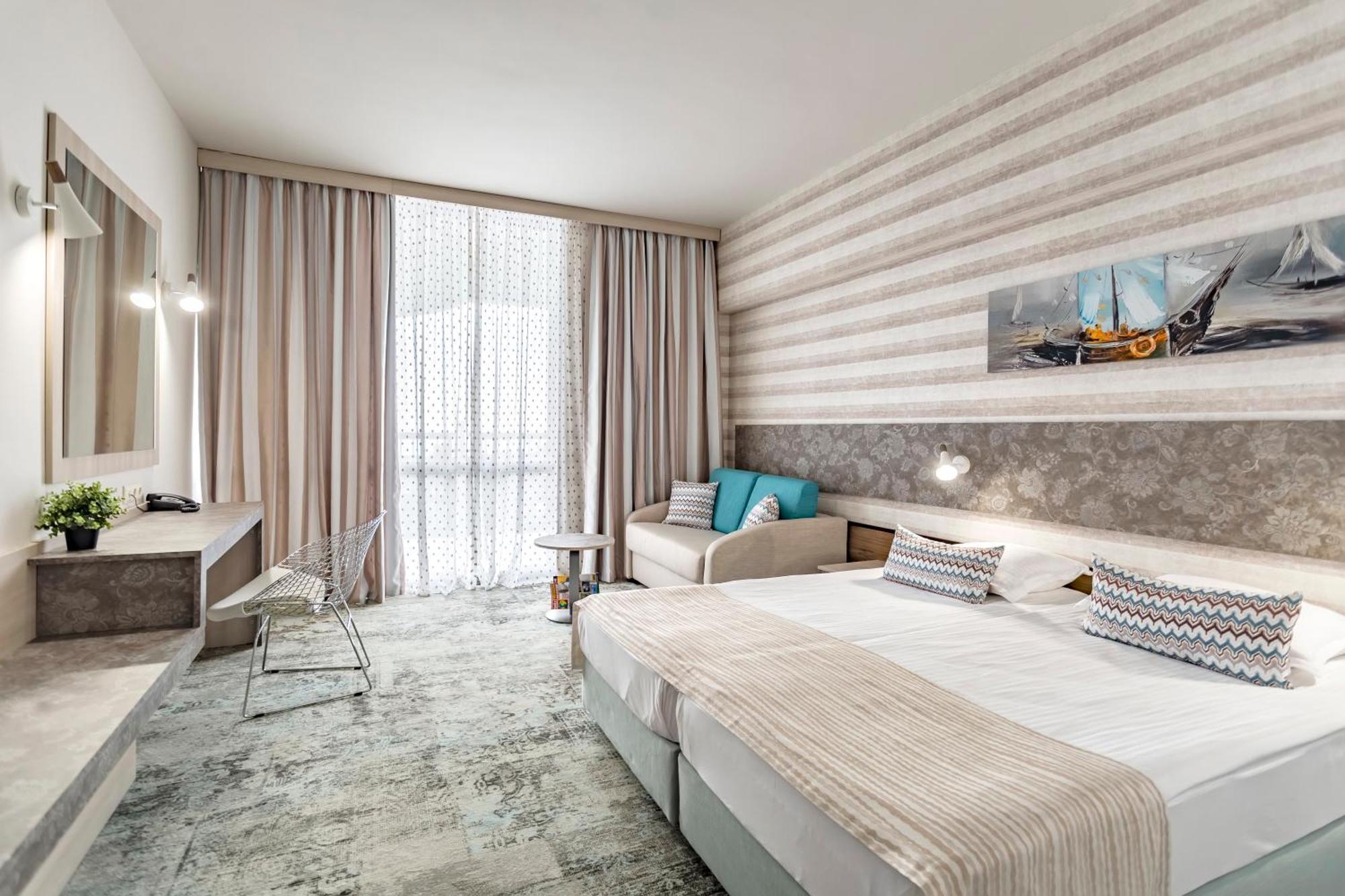 Deluxe Tweepersoonskamer met 1 of 2 Bedden en Direct Uitzicht op Zee (2 Volwassenen + 1 Kind)